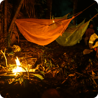 hamac lors d'un bivouac dans la forêt amazonienne